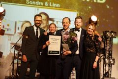 Linn og Sondre Rikstad fra Meldal fikk også prisen for årets rugeegg-produsent. F.v. Morten Høglien (Norsk Kylling), Linn og Sondre Rikstad, Tor Inge Lien (Norsk Kylling) og Hilde Talseth (Norsk Kylling). Foto: Ronny Danielsen