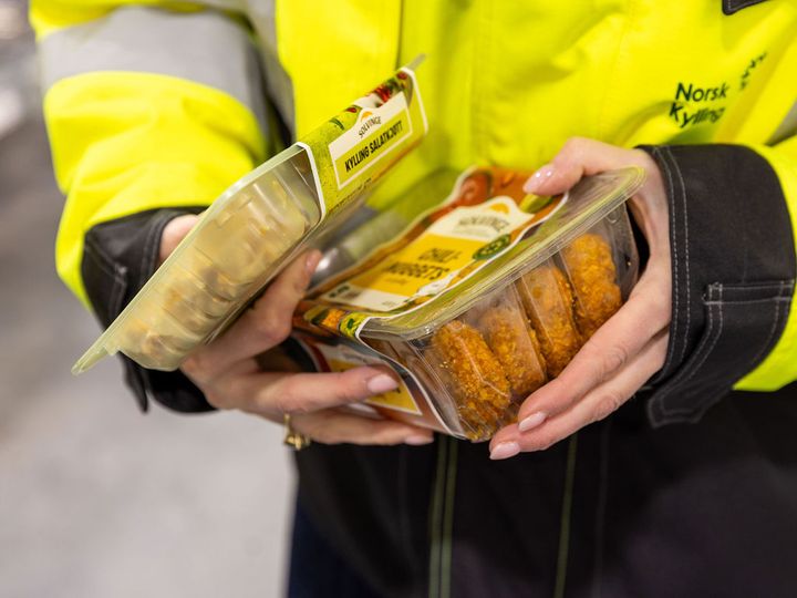 I 2025 fikk Solvinge ny plastskål, bestående av 86% resikrulerbar emballasje. Emballasjen har gått fra blank plast til lyse pastellfarger, som varierer etter fargen på materialet og matemballasjen som er gjenvunnet. Foto: Ellen Fossbakk