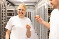 Økt etterspørsel og vekst innebærer at Norsk Kylling trenger flere bønder som vil drive med rugeeggproduksjon. Her fra rugeriet på Støren. F.v. Hilde Talseth og Tor Inge Lien. Foto: Ellen Fossbakk