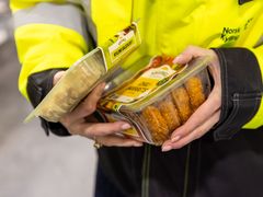 I 2025 byttet selskapet emballasje på Solvinge-produktene. Fargen på emballasjen varierer etter fargen på materialet og matemballasjen som er gjenvunnet. Den nye fargen er en påminnelse om plasten skal videre til et nytt liv. Foto: Ellen Fossbakk