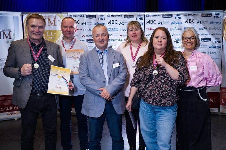 Norsk Kylling fikk to gull og to bronse under årets NM i kjøttprodukter. Fra venstre: Øyvind Andersen (Pølsemaker og avdelingsleder for farse), Pavol Holibica (områdeleder på pølsemakeriet), Henning Aas (avdelingsleder grill), Janka Kohajdova (produksjonsmedarbeider for avdeling grill), (Ane Geving Kjelstad (ansvarlig produktutvikling), Aslaug Rustad (leder produktutvikling).