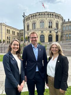 Aoife M. Westgård, leder i Akvaveterinærenes forening, president David Persson og fagveterinær Hulda Bysheim i Veterinærforeningen på vei inn til høringen på Stortinget.