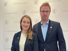 Aoife M. Westgård, leder av Akvaveterinærenes forening sammen med president David Person i Veterinærforeningen på Stortingets muntlige høring av Havbruksmeldingen i Næringskomiteen