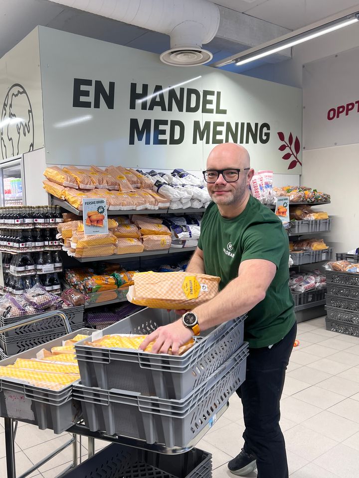 Butikksjef Kenneth Graarud solgte mer enn 1000 brød på åpningsdagen