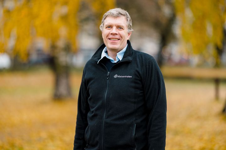 Daglig leder i Matsentralen Norge, Per Christian Rålm tror bidraget fra Holdbart vil hjelpe mange før jul.