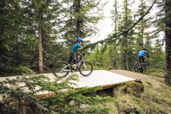 Her er barna ute å tester den nye Flowklypa i Hafjell Bike Park. En familievennlig løype for alle.