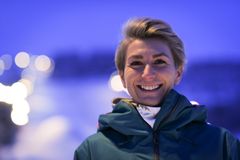 VIL HA FOLK UT: Alpinco og markedssjef, Veslemøy Eineteig Wedum, håper flere nå vil besøke de flombelyste bakkene på kveldskjøring. Foto: Gisle Johnsen.