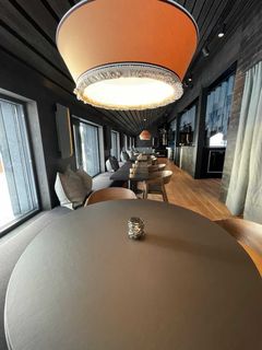 LYST: Lokalene til Restaurant Favn er lyse og preges av den samme karakteristikken som resten av bygget. Foto: Restaurant Favn.