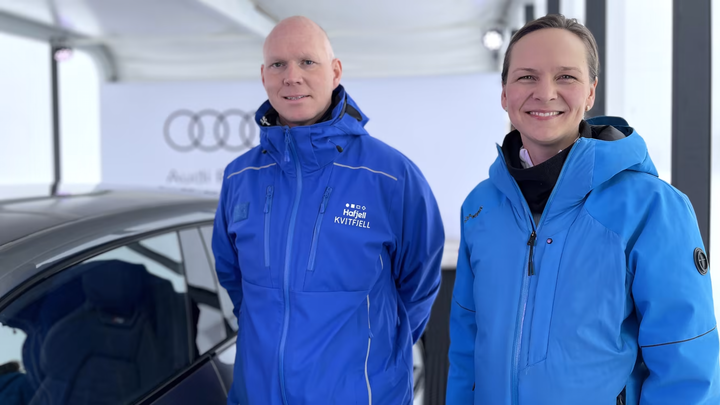 STOLTE PARTNERE: Både Alpinco og Audi er glade for den nye samarbeidsavtalen. Her sammen på Favn i Hafjell der en av de mange bilene nå står utstilt. FOTO: Veslemøy Eineteig Wedum.