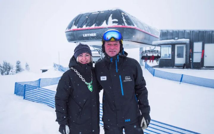 Bilde av ordfører i Øyer Anne Marie Sveipe og daglig leder i alpinco Odd Stensrud