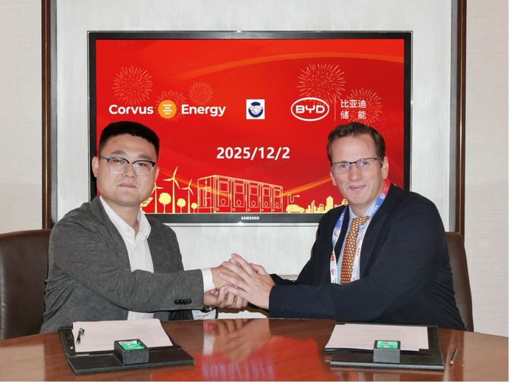 Bilde fra signeringsseremonien som fant sted under Marintec i Shanghai forrige uke. Intensjonsavtalen ble signert av Tom Wang, Sales Director BYD Energy Storage til venstre og Ole Jacob Irgens, Regional Director EMEA and Asia, Corvus Energy til høyre. Photo: BYD Energy Storage