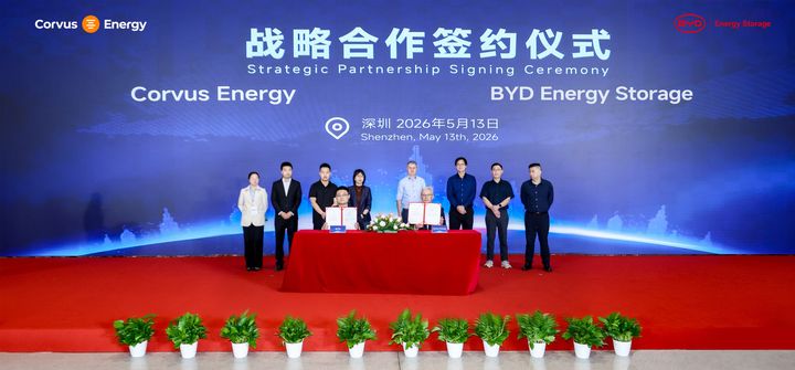 Bilde fra signeringsseremonien for den strategiske samarbeidsavtalen, avholdt på CIBF-messen i Shenzhen. Yin Xueqin, General Manager for BYD Energy Storage og New Application Battery Division; Jiang Yufeng, Director of the New Battery Product Line; og Dr. Lars Ole Valøen, teknologidirektør i Corvus Energy AS, var vitner til seremonien. Wang Hongbo, Deputy Principal of BYD Energy Storage New Battery Product Line, og Geir Holberg, visepresident for innkjøp i Corvus Energy AS, signerte avtalen på vegne av sine respektive selskaper.