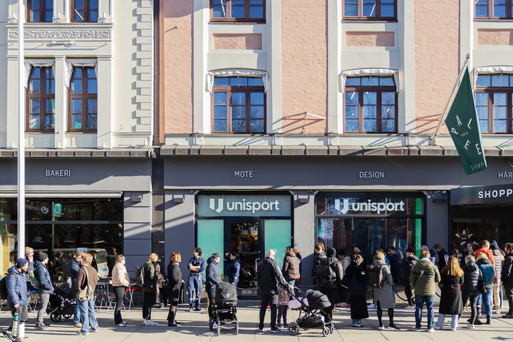 Kø foran Unisport Flagship Store for å kjøpe den nye landslagsdrakten til Norge.