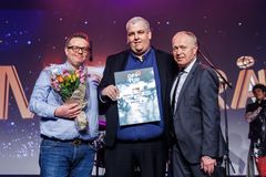 Einar Fluto og Jan Ove Øen (midten) fra Montér Ål mottok Årets Monter 2022-prisen fra Knud Holm (t.h.) under Optimeras årlige Opptur-konferanse. (Foto: Kilian Munch)