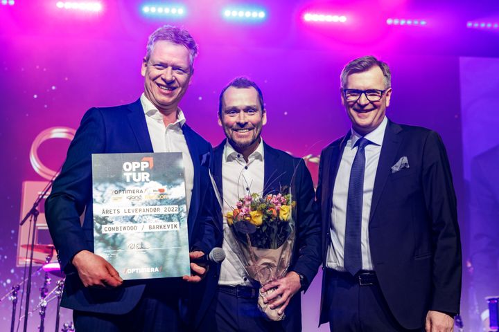Eivind Funnemark (t.v.) og Thor Lindeberg i Combiwood Barkevik mottar prisen som Årets leverandør 2022 av direktør for kategori Pål Erichsen (t.h.) i Optimera. (Foto: Kilian Munch)