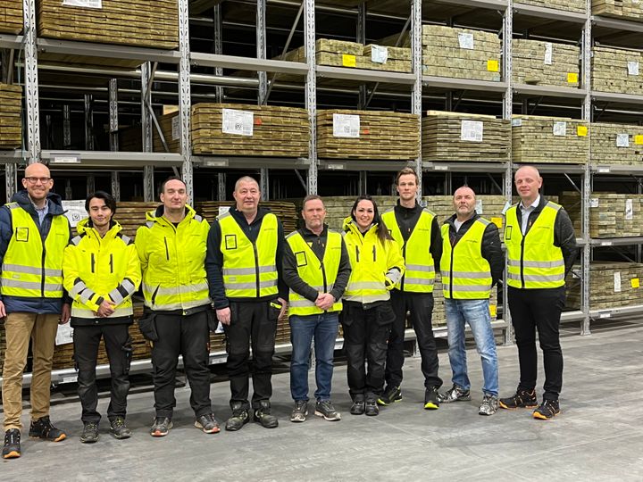 Ønsker velkommen til Optimera Proff Helsfyr. F.v: Erlend Gjelsvik (regiondir.), Joachim Guneriussen, Jon Henrik Antonsen, Trygve Johansen, Finn Ove Larsen, Christina Hennie Sørgård, Marcus Gjertsen, Per Vidar Ruud og Eirik Halvorsen (foto: Optimera)