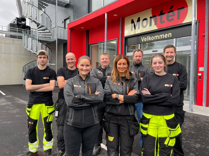 Montér Stjørdal åpnet 30. september med bl.a. egen kjøkkenavdeling. Bak, f.v.: Leif Magnus Pettersen, Thor Erik Vinge-Granmo, Richard Aursø, Per Arne Hoff og Knut Ødegård. Foran, f.v.: Pia Holmen, Janniche Buland og Anna Hyldmo. Foto: Stjørdals-Nytt