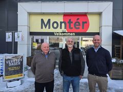 Fra venstre: Styreleder Kåre Bjørlo i Orring Byggsenter, eier Kai Orring og direktør for Optimera Proff & Montér, Erlend Gjelsvik