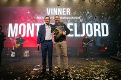 Årets Monter-forhandler: Fra venstre: Direktør for handel i Optimera, Sondre Opheim og daglig leder og medeier Montér Seljord Kenneth Solås