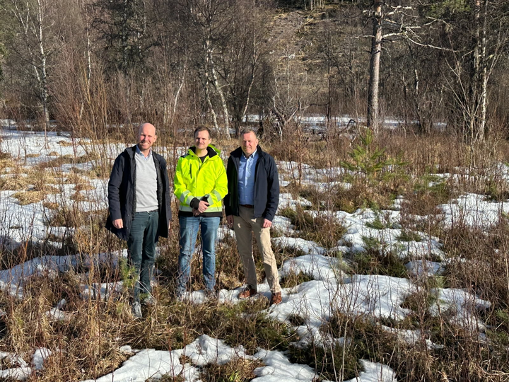 Fra venstre: Direktør for Optimera Montér og Proff, Erlend Gjelsvik, daglig leder Arne Ramstad og regiondirektør i Optimera, Tommy Kristensen på tomten i Hendenvegen i Molde, hvor Optimera nå skal bygge nytt proffsenter.