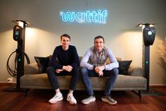 Laddel, en av Norges raskest voksende ladeoperatører, blir en del av Wattif konsernet. CEO i Wattif EV, Robert Svendsen, sammen med prosjektleder for avtalen, Lars Oskar Kilen