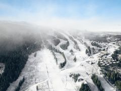 VINTER: Hvite løyper og fjell i Kvitfjell. Takket være en god kuldeperiode kan Kvitfjell endelig åpne sesongen, 3. november! Foto: Alpinco.