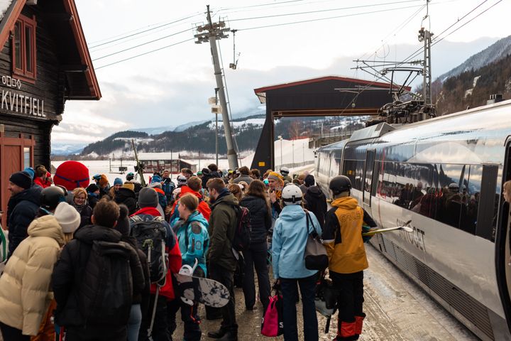 FRA TOG TIL HEIS: Skitoget vil stoppe tre avganger til/fra Kvitfjell stasjon også denne vinteren, på tross av brukollapsen lenger nord. Foto: Alpinco/Erland Husom.