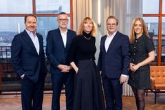 Fra venstre: Lars Erik Grønntun, styreleder i Paritee, Jan-Erik Larsen, partner og daglig leder i Kruse Larsen, Karne Lykkebo, konserndirektør Geelmuyden Kiese Gruppen, Rolf Ellingsen Aaneland som blir ny adm. direktør i Geelmuyden Kiese Norge og Celine Gran, partner og daglig leder i Pressure.