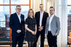 Fra venstre: Jan-Erik Larsen, partner og daglig leder i Kruse Larsen, Celine Gran, partner og daglig leder i Pressure, Tim Peters, COO og operativ leder av Kruse Larsen, Christian Laland, assisterende daglig leder og seniorrådgiver i Pressure