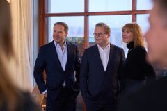 Lars Erik Grønntun, styreleder i Paritee, Rolf Ellingsen Aaneland som blir ny adm. direktør i Geelmuyden Kiese Norge og Karne Lykkebo, konserndirektør Geelmuyden Kiese Gruppen. Foto: Fredrik Mørk Granlund / NTB Kommunikasjon