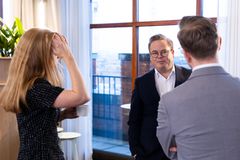Rolf Ellingsen Aaneland blir ny adm. direktør i Geelmuyden Kiese Norge. Her i samtale med Celine Gran, partner og daglig leder i Pressure og Christian Laland, assisterende daglig leder og seniorrådgiver i Pressure.