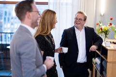 Rolf Ellingsen Aaneland blir ny adm. direktør i Geelmuyden Kiese Norge. Her i samtale med Celine Gran, partner og daglig leder i Pressure og Christian Laland, assisterende daglig leder og seniorrådgiver i Pressure.