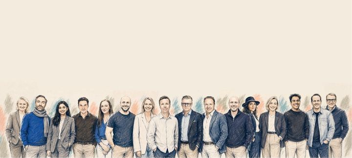 På bildet (fra venstre): Fleur Wakkerman, rådgiver; Kim Lewis, seniorrådgiver; Anoushka Qazi, seniorrådgiver; Sven Van Rooijen, rådgiver; Danielle Boyle, driftsleder; Floris Hoppe, leder for produkt og teknologi; Freya Johnson, partner; Arne Mosselman, grunnlegger og adm. direktør; Jonas Palmqvist, CEO/konsernsjef i Paritee; Lars Erik Grønntun, grunnlegger og styreleder i Paritee; Gossaart van Kranendonk, partner; Shazia Hussain-Çokdeğerli, partner; Charlot Cramer, rådgiver; Gautham Ravikiran, AI-ingeniør; David Barens, strategisk rådgiver; og Jeroen de Bakker, strategisk rådgiver.