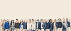 På bildet (fra venstre): Fleur Wakkerman, rådgiver; Kim Lewis, seniorrådgiver; Anoushka Qazi, seniorrådgiver; Sven Van Rooijen, rådgiver; Danielle Boyle, driftsleder; Floris Hoppe, leder for produkt og teknologi; Freya Johnson, partner; Arne Mosselman, grunnlegger og adm. direktør; Jonas Palmqvist, CEO/konsernsjef i Paritee; Lars Erik Grønntun, grunnlegger og styreleder i Paritee; Gossaart van Kranendonk, partner; Shazia Hussain-Çokdeğerli, partner; Charlot Cramer, rådgiver; Gautham Ravikiran, AI-ingeniør; David Barens, strategisk rådgiver; og Jeroen de Bakker, strategisk rådgiver.