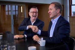 I starten av desember 2025 kjøpte Paritee det ledende rådgivningsselskapet Kruse Larsen i Norge. Her ser vi Jan-Erik Larsen, partner og daglig leder i Kruse Larsen som også omfattet Pressure, Kime og Eggedosis og Lars Erik Grønntun, styreleder i Paritee i forbindelse med at oppkjøpet ble kjent ved årsslutt i fjor. Fra før eier Paritee blant andre Geelmuyden Kiese i Norge, Sverige og Danmark. Foto: Fredrik Mørk Granlund / NTB Kommunikasjon