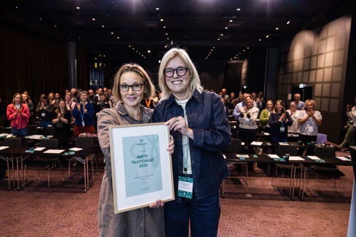 Hovedtillitsvalgt Trine Lise Gressløs fra Østfold fikk prisen årets tillitsvalgt i 2025 på Lektorkonferansen. Leder i Lektorlaget Helle Christin Nyhuus delte ut prisen