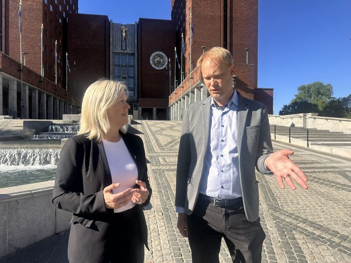 Leder i Lektorlaget, Helle Christin Nyhuus, snakker med fylkesleder i Oslo, David Løvbræk, foran Oslo rådhus.