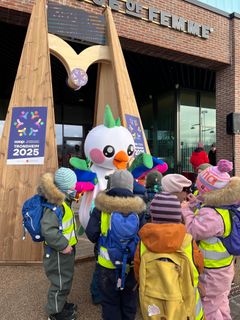 Slik ser nedtellingsuret til Ski-VM 2025 ut. Snedi og masse entusiastiske barn likte det veldig godt. Foto:  Ski-VM 2025