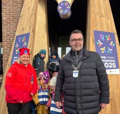 Tove Moe Dyrhaug og Kent Ranum deltok på avdukingen av nedtellingsuret til Ski-VM 2025 utenfor City Lade i Trondheim. De tror VM vil bygge stolthet og engasjement for skisporten.