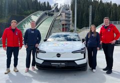Fredag 5. juli ble de fargerike VM-bilene vist fram for første gang i Granåsen. Fra venstre Kjetil Knutsen, Morten Meyer Bedin, Marita Wang-Henrichsen og Haakon Jensen. Foto: Ski-VM 2025