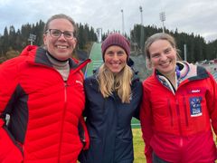 Janne Fredriksen (NRK), Kristin Mürer Stemland (VM-selskapet) og Sandra Spitz (FIS) smilte bredt i forbindelse med den siste inspeksjonen i Granåsen før VM i Trondheim. Foto: Ski-VM 2025