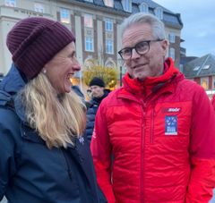 Det ble gjennomført grundige omvisninger både i Granåsen og på torvet i Trondheim. Her er VM-sjef Åge Skinstad i prat med Sandra Spitz i FIS.