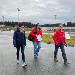 Sandra Spitz (tv) fra FIS, Janne Fredriksen fra NRK og Kristin Mürer Stemland fra VM-selskapet på omvisning i Granåsen.