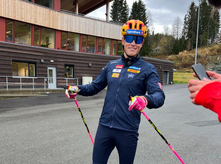 Johannes Høsflot Klæbo heier på VM på hjemmebane og ønsker å bidra til folkefesten. Nå reiser han på høydesamling og blir i mellom-Europa helt til sesongstart.