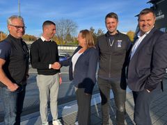 En blid gjeng etter at avtalen var inngått. Fra venstre Åge Skinstad, VM-sjef, Stefan Sebastian Krause, Senior Manager Infront, Petra Sestak-Flagestad, Adm. direktør Explore Trøndelag, Haakon Jensen, kommersiell sjef Ski-VM 2025 og Christian Wee, styreleder i Explore Trøndelag.