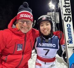 Landslagshopperen Thea Minyan Bjørseth og Åge Skinstad kommer fra samme klubb – Lensbygda Sportsklubb. De møttes under NM i hopp i Granåsen nylig. VM-sjefen smiler også bredt over billettsalget til Ski-VM i Trondheim.