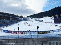 VM-arenaen er pyntet til fest. Om 2 dager braker Ski-VM i Trondheim løs. Foto: Ski-VM 2025