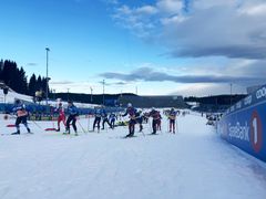 Det er 1000 utøvere fra 74 ulike land som deltar på Ski-VM 2025. Mandag ble første offisielle trening gjennomført.