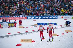 Her jubler Erik Valnes og Johannes Høsflot Klæbo etter seieren i team sprint.