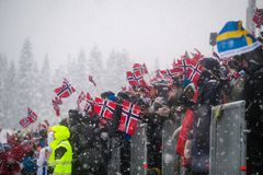 Tross regn og vind, har det vært fulle tribuner i Granåsen under Ski-VM 2025. Til helga forventes det “stinn brakke” i marka også.